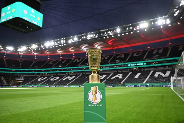 28.10.2025, xjhx, Fussball DFB Pokal 2.Runde, Eintracht Frankfurt - Borussia Dortmund v.l. Der DFB Pokal im Stadion Trophäe (DFL DFB REGULATIONS PROHIBIT ANY USE OF PHOTOGRAPHS as IMAGE SEQUENCES and or QUASI-VIDEO) Frankfurt am Main