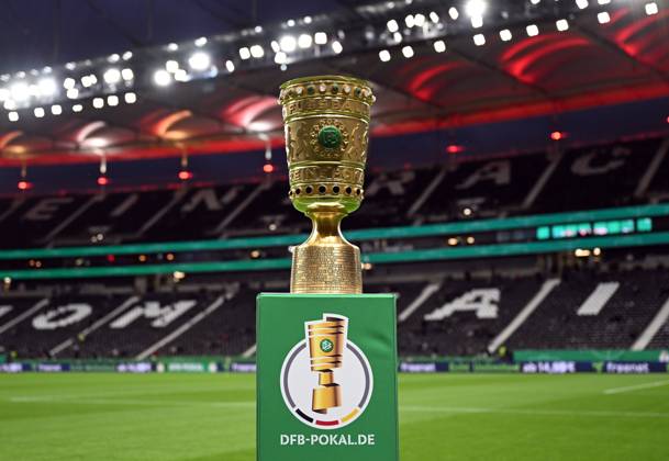 28.10.2025, xjhx, Fussball DFB Pokal 2.Runde, Eintracht Frankfurt - Borussia Dortmund v.l. Der DFB Pokal im Stadion Trophäe (DFL DFB REGULATIONS PROHIBIT ANY USE OF PHOTOGRAPHS as IMAGE SEQUENCES and or QUASI-VIDEO) Frankfurt am Main