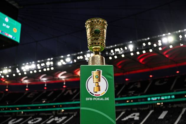 28.10.2025, xjhx, Fussball DFB Pokal 2.Runde, Eintracht Frankfurt - Borussia Dortmund v.l. Der DFB Pokal im Stadion Trophäe (DFL DFB REGULATIONS PROHIBIT ANY USE OF PHOTOGRAPHS as IMAGE SEQUENCES and or QUASI-VIDEO) Frankfurt am Main