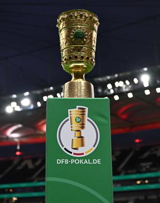 28.10.2025, xjhx, Fussball DFB Pokal 2.Runde, Eintracht Frankfurt - Borussia Dortmund v.l. Der DFB Pokal im Stadion Trophäe (DFL DFB REGULATIONS PROHIBIT ANY USE OF PHOTOGRAPHS as IMAGE SEQUENCES and or QUASI-VIDEO) Frankfurt am Main