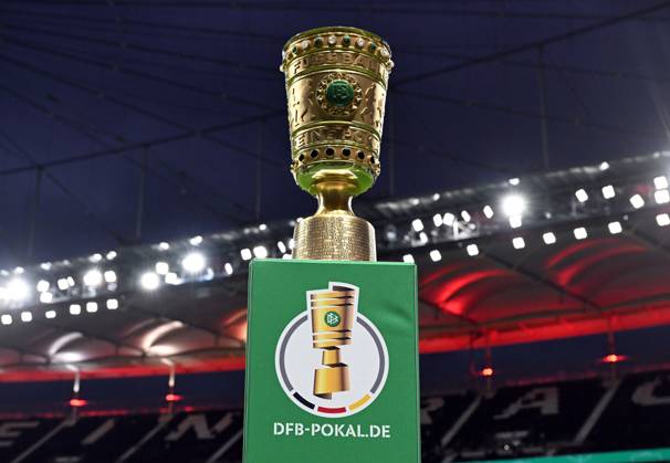 28.10.2025, xjhx, Fussball DFB Pokal 2.Runde, Eintracht Frankfurt - Borussia Dortmund v.l. Der DFB Pokal im Stadion Trophäe (DFL DFB REGULATIONS PROHIBIT ANY USE OF PHOTOGRAPHS as IMAGE SEQUENCES and or QUASI-VIDEO) Frankfurt am Main