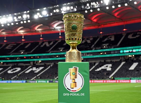 28.10.2025, xjhx, Fussball DFB Pokal 2.Runde, Eintracht Frankfurt - Borussia Dortmund v.l. Der DFB Pokal im Stadion Trophäe (DFL DFB REGULATIONS PROHIBIT ANY USE OF PHOTOGRAPHS as IMAGE SEQUENCES and or QUASI-VIDEO) Frankfurt am Main