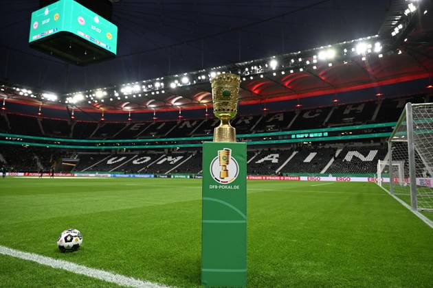 28.10.2025, xjhx, Fussball DFB Pokal 2.Runde, Eintracht Frankfurt - Borussia Dortmund v.l. Der DFB Pokal im Stadion Trophäe (DFL DFB REGULATIONS PROHIBIT ANY USE OF PHOTOGRAPHS as IMAGE SEQUENCES and or QUASI-VIDEO) Frankfurt am Main