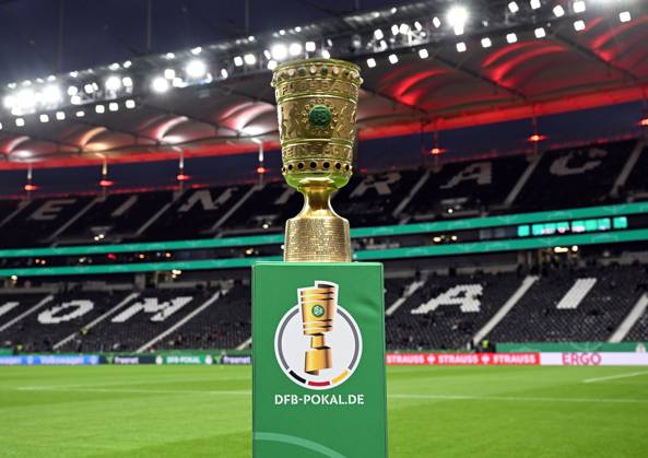 28.10.2025, xjhx, Fussball DFB Pokal 2.Runde, Eintracht Frankfurt - Borussia Dortmund v.l. Der DFB Pokal im Stadion Trophäe (DFL DFB REGULATIONS PROHIBIT ANY USE OF PHOTOGRAPHS as IMAGE SEQUENCES and or QUASI-VIDEO) Frankfurt am Main