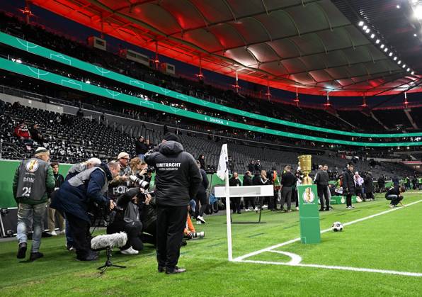 28.10.2025, xjhx, Fussball DFB Pokal 2.Runde, Eintracht Frankfurt - Borussia Dortmund v.l. Der DFB Pokal im Stadion Trophäe (DFL DFB REGULATIONS PROHIBIT ANY USE OF PHOTOGRAPHS as IMAGE SEQUENCES and or QUASI-VIDEO) Frankfurt am Main
