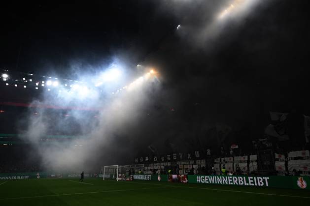 28.10.2025, xjhx, Fussball DFB Pokal 2.Runde, Eintracht Frankfurt - Borussia Dortmund v.l. Fans Eintracht Frankfurt, Stimmung, Schals, zuenden Pyrotechnik, Benglos, Rauch, Nebel, Feuerwerk (DFL DFB REGULATIONS PROHIBIT ANY USE OF PHOTOGRAPHS as IMAGE SEQUENCES and or QUASI-VIDEO) Frankfurt am Main