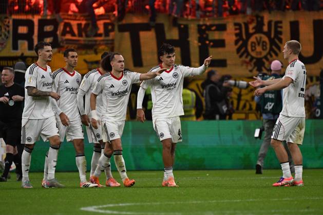 28.10.2025, xjhx, Fussball DFB Pokal 2.Runde, Eintracht Frankfurt - Borussia Dortmund v.l. Spieler der Eintracht Enttäuscht, traurig, frustriert (DFL DFB REGULATIONS PROHIBIT ANY USE OF PHOTOGRAPHS as IMAGE SEQUENCES and or QUASI-VIDEO) Frankfurt am Main