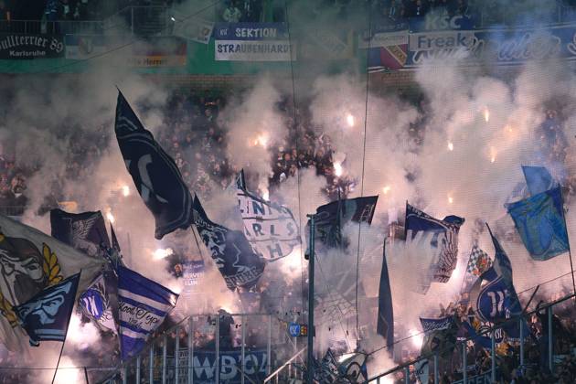 Fußball DFB-Pokal 2. Runde Borussia Mönchengladbach - Karlsruher SC am 28.10.2025 im Borussia-Park in Mönchengladbach Karlsruher Fans zünden Bengalos Pyro Pyrotechnik Leuchtkörper Rauchbomben im Fanblock DFB regulations prohibit any use of photographs as image sequences and or quasi-video.
