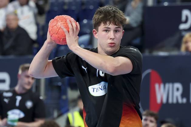 Rasmus Ankermann (Germany) kontrolliert den Ball, Handball-Laenderspiel der Maenner, Germany U20 vs Hungary U20, PSD Bank Arena am 30. October 2025 in Nuernberg, Deutschland. (Foto von Marco Steinbrenner DeFodi Images) Rasmus Ankermann (Germany) controls the ball, Handball-Laenderspiel der Maenner, Germany U20 vs Hungary U20, PSD Bank Arena, October 30, 2025 in Nuernberg, Germany. (Photo by Marco Steinbrenner DeFodi Images) Rasmus Ankermann Germany controls the ball, Handball Laenderspiel der Maenner, Germany U20 vs Hungary U20, PSD Bank Arena on October 30, 2025 in Nuremberg, Germany Photo by Marco Steinbrenner DeFodi Images Rasmus Ankermann Germany controls the ball, Handball Laenderspiel der Maenner, Germany U20 vs Hungary U20, PSD Bank Arena, October 30, 2025 in Nuremberg, Germany Photo by Marco Steinbrenner DeFodi Images