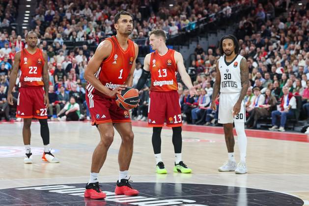 Oscar da Silva (FC Bayern Basketball, 01) beim Freiwurf, mit Matthew Morgan (Virtus Bologna, 30) und Andreas Obst (FC Bayern Basketball, 13), mit Isiaha Mike (FC Bayern Basketball, 22), GER, FC Bayern Basketball vs. Virtus Bologna, Basketball, Euroleague, 8. Spieltag, Saison 2025 2026, 30.10.2025, GER, FC Bayern Basketball vs. Virtus Bologna, Basketball, Euroleague, 8. Spieltag, Saison 2025 2026, 30.10.2025 Muenchen Copyright: xEibner-Pressefoto JennixMaulx EP_JML