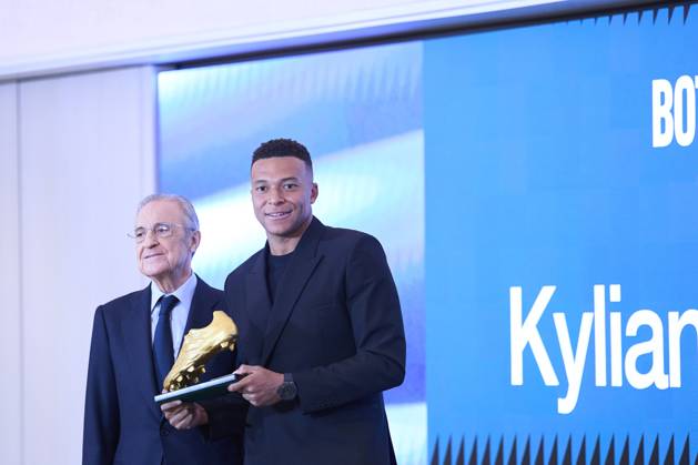 October 31, 2025, Madrid, Madrid, Spain: Kylian Mbappe, Florentino Perez attends the ceremony of delivery of the 2024Ã¢â‚¬2025 Golden Boot at Santiago Berbenbeu Stadium on October 31, 2025 in Madrid, Spain Madrid Spain - ZUMAg15_ 20251031_zaf_g15_046 Copyright: xJackxAbuinx
