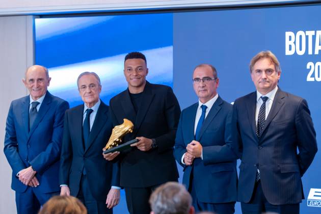 Real Madrid CF™s Kylian Mbappe receives the Golden Boot 2024-25 in presence of Florentino Perez, President of Real Madrid and Juan Ignacio Gallardo, Vicepresident of European Sports Media. October 31, 2025. (20251031203)