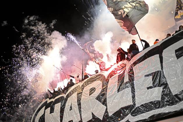 Standard de Liege v Sporting Charleroi - Jupiler Pro League LIEGE, BELGIUM - OCTOBER 31 : Supporters of Charleroi light on fireworks during the Jupiler Pro League match between Standard de Liege and Sporting Charleroi on October 31, 2025 in Liege, Belgium, 31 10 2025 Liege Belgium  Copyright: xNicoxVereeckenx