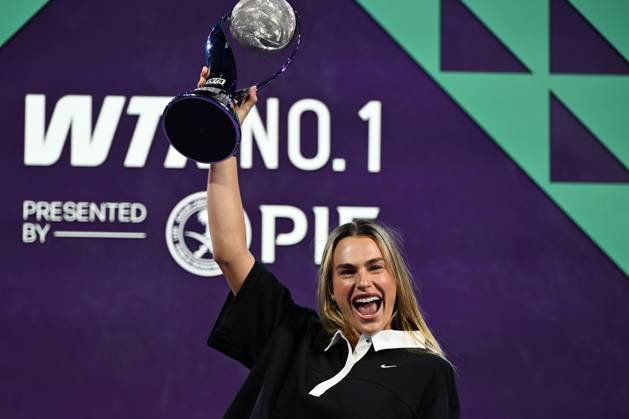WTA, Tennis Damen Finals 2025 - Day One RIYADH, SAUDI ARABIA NOVEMBER 1, 2025: Aryna Sabalenka receives a special trophy for securing the year-end No. 1 WTA ranking after a season that included four titles, Grand Slam victories, and consistent performances, at King Saud University Indoor Arena in Riyadh, Saudi Arabia, on November 1, 2025. RIyadh Saudi Arabia  Copyright: xSTRx originalFilename:str-wtafinal251101_npdOt.jpg