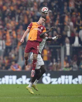 Galatasaray v Trabzonspor Turkish Super League Roland Sallai of Galatasaray SK heads the ball under the pressure from Paul Ebere Onuachu of Trabzonspor during the Turkish Super League match between Galatasaray and Trabzonspor at the Rems Park Stadium on November 1, 2025 in Istanbul, Turkey. (Photo by Gokhan Taner Middle East Images) Istanbul Istanbul Türkiye Copyright: xGokhanxTanerx