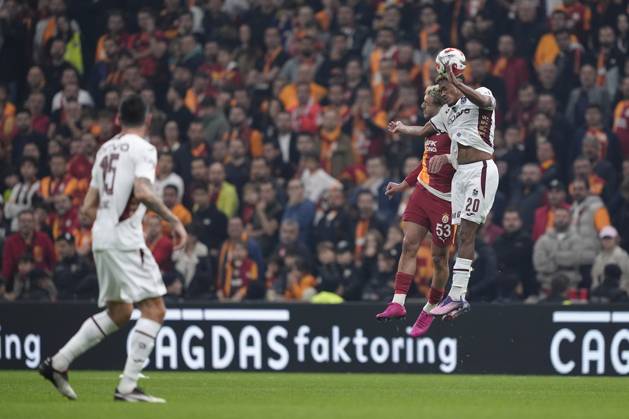 Galatasaray v Trabzonspor Turkish Super League Wagner Pina of Trabzonspor heads the ball under the pressure from BarıÅü Alper Yılmaz of Galatasaray SK during the Turkish Super League match between Galatasaray and Trabzonspor at the Rems Park Stadium on November 1, 2025 in Istanbul, Turkey. (Photo by Gokhan Taner Middle East Images) Istanbul Istanbul Türkiye Copyright: xGokhanxTanerx