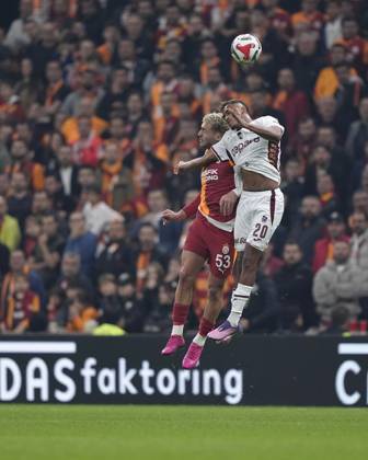 Galatasaray v Trabzonspor Turkish Super League Wagner Pina of Trabzonspor heads the ball under the pressure from BarıÅü Alper Yılmaz of Galatasaray SK during the Turkish Super League match between Galatasaray and Trabzonspor at the Rems Park Stadium on November 1, 2025 in Istanbul, Turkey. (Photo by Gokhan Taner Middle East Images) Istanbul Istanbul Türkiye Copyright: xGokhanxTanerx