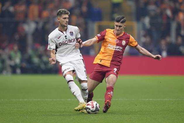 Galatasaray v Trabzonspor Turkish Super League Ernest Muci of Trabzonspor is seen in action with Roland Sallai of Galatasaray SK during the Turkish Super League match between Galatasaray and Trabzonspor at the Rems Park Stadium on November 1, 2025 in Istanbul, Turkey. (Photo by Gokhan Taner Middle East Images) Istanbul Istanbul Türkiye Copyright: xGokhanxTanerx