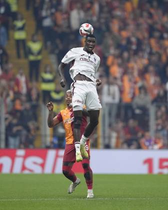 Galatasaray v Trabzonspor Turkish Super League Paul Ebere Onuachu of Trabzonspor heads the ball during the Turkish Super League match between Galatasaray and Trabzonspor at the Rems Park Stadium on November 1, 2025 in Istanbul, Turkey. (Photo by Gokhan Taner Middle East Images) Istanbul Istanbul Türkiye Copyright: xGokhanxTanerx