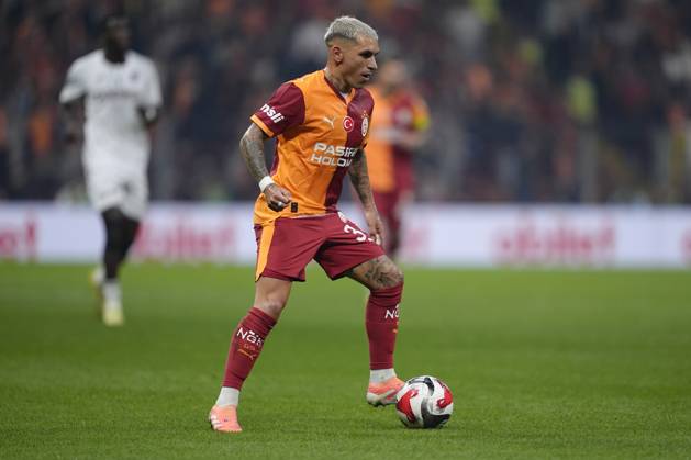 Galatasaray v Trabzonspor Turkish Super League Lucas Sebastian Torreira Di Pascua of Galatasaray SK controls the ball during the Turkish Super League match between Galatasaray and Trabzonspor at the Rems Park Stadium on November 1, 2025 in Istanbul, Turkey. (Photo by Gokhan Taner Middle East Images) Istanbul Istanbul Türkiye Copyright: xGokhanxTanerx