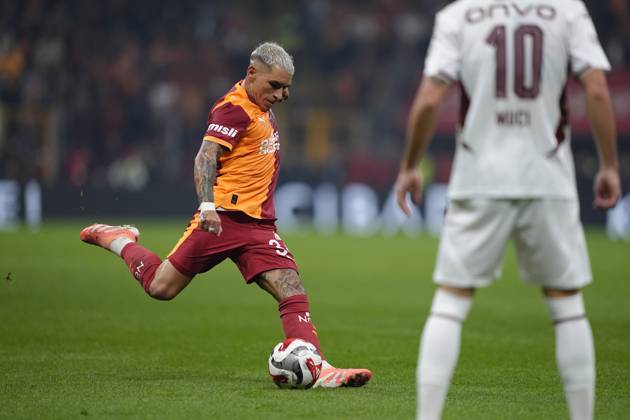 Galatasaray v Trabzonspor Turkish Super League Lucas Sebastian Torreira Di Pascua of Galatasaray SK is seen in action during the Turkish Super League match between Galatasaray and Trabzonspor at the Rems Park Stadium on November 1, 2025 in Istanbul, Turkey. (Photo by Gokhan Taner Middle East Images) Istanbul Istanbul Türkiye Copyright: xGokhanxTanerx