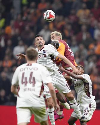 Galatasaray v Trabzonspor Turkish Super League Stefan Savić of Trabzonspor in a challenge with BarıÅü Alper Yılmaz of Galatasaray SK during the Turkish Super League match between Galatasaray and Trabzonspor at the Rems Park Stadium on November 1, 2025 in Istanbul, Turkey. (Photo by Gokhan Taner Middle East Images) Istanbul Istanbul Türkiye Copyright: xGokhanxTanerx