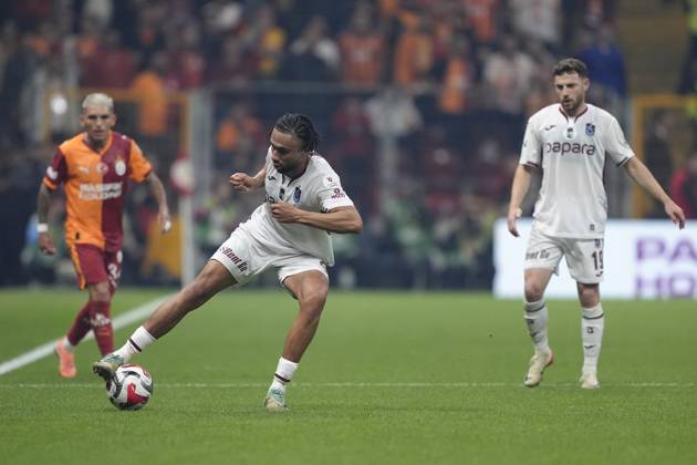 Galatasaray v Trabzonspor Turkish Super League Tim Jabol-Folcarelli of Trabzonspor is seen in aciton during the Turkish Super League match between Galatasaray and Trabzonspor at the Rems Park Stadium on November 1, 2025 in Istanbul, Turkey. (Photo by Gokhan Taner Middle East Images) Istanbul Istanbul Türkiye Copyright: xGokhanxTanerx