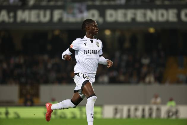 Vando Felix ( Vitoria SC ) in action during the match between Vitoria SC and SL Benfica, valid for Liga Portugal Betclic 2025 26 at Estadio D.Afonso Henriques on 1 November 2025. Guimaraes Estadio D.Afonso Henriques Guimaraes Portugal Copyright: xIMAGOx xPRIMExSPORTSxIMAGESx xFILIPExOLIVEIRAx