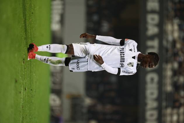 Vando Felix ( Vitoria SC ) in action during the match between Vitoria SC and SL Benfica, valid for Liga Portugal Betclic 2025 26 at Estadio D.Afonso Henriques on 1 November 2025. Guimaraes Estadio D.Afonso Henriques Guimaraes Portugal Copyright: xIMAGOx xPRIMExSPORTSxIMAGESx xFILIPExOLIVEIRAx