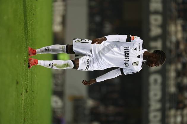 Vando Felix ( Vitoria SC ) in action during the match between Vitoria SC and SL Benfica, valid for Liga Portugal Betclic 2025 26 at Estadio D.Afonso Henriques on 1 November 2025. Guimaraes Estadio D.Afonso Henriques Guimaraes Portugal Copyright: xIMAGOx xPRIMExSPORTSxIMAGESx xFILIPExOLIVEIRAx