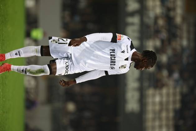 Vando Felix ( Vitoria SC ) in action during the match between Vitoria SC and SL Benfica, valid for Liga Portugal Betclic 2025 26 at Estadio D.Afonso Henriques on 1 November 2025. Guimaraes Estadio D.Afonso Henriques Guimaraes Portugal Copyright: xIMAGOx xPRIMExSPORTSxIMAGESx xFILIPExOLIVEIRAx