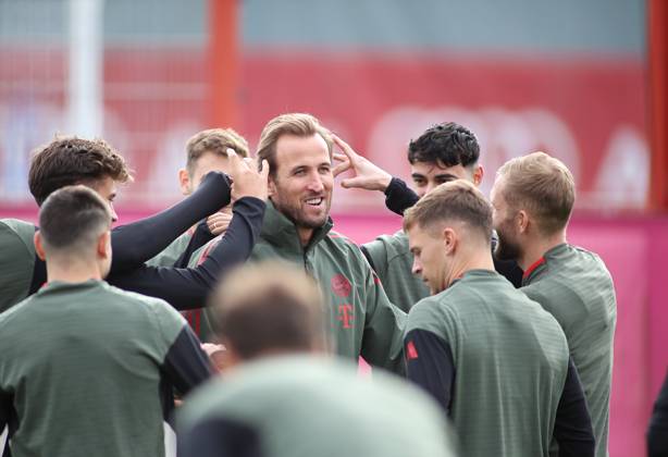 Fussball, Herren, Champions League, Saison 2025 2026, FC Bayern München, Abschlusstraining Harry Kane (FC Bayern München) verlierer im internen Kreisausspielen, Ohrklaps