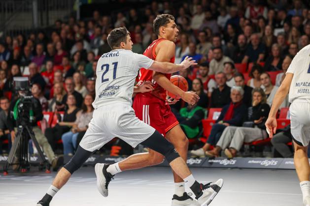Oscar da Silva (FC Bayern Basketball, 01) mit Mateo Seric (MLP Academics Heidelberg, 21), GER, FC Bayern Basketball vs. MLP Academics Heidelberg, Basketball, easycredit Basketball Bundesliga, 6. Spieltag, Saison 2025 2026, 03.11.2025, GER, FC Bayern Basketball vs. MLP Academics Heidelberg, Basketball, easycredit Basketball Bundesliga, 6. Spieltag, Saison 2025 2026, 03.11.2025 Muenchen Copyright: xEibner-Pressefoto JennixMaulx EP_JML