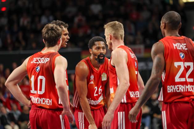 Oscar da Silva (FC Bayern Basketball, 01) mit Spencer Dinwiddie (FC Bayern Basketball, 26) und Justinian Jessup (FC Bayern Basketball, 10), mit Niels Giffey (FC Bayern Basketball, 05) und Isiaha Mike (FC Bayern Basketball, 22), GER, FC Bayern Basketball vs. MLP Academics Heidelberg, Basketball, easycredit Basketball Bundesliga, 6. Spieltag, Saison 2025 2026, 03.11.2025, GER, FC Bayern Basketball vs. MLP Academics Heidelberg, Basketball, easycredit Basketball Bundesliga, 6. Spieltag, Saison 2025 2026, 03.11.2025 Muenchen Copyright: xEibner-Pressefoto JennixMaulx EP_JML