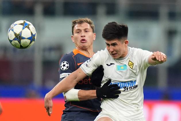 Inter Milan™s Nicolo Barella fights for the ball with Kairat s Dastan Satpayev during the Uefa Champions League soccer match between Inter and Kairat at the San Siro Stadium in Milan , north Italy - Wednesday , November 5 , 2025. - Soccer . Copyright: xSpada LaPressex