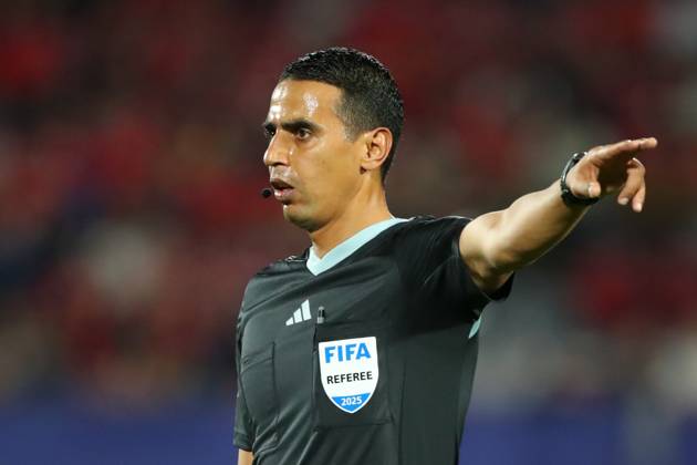 Futbol, Chile vs Japon. Mundial sub 20, Chile 2025. El arbitro Jalal Jayed dirige un partido del grupo A del mundial sub 20 entre Chile y Japon realizado en el estadio Nacional de Santiago, Chile. 30 09 2025 Jonnathan Oyarzun Photosport Football, Chile vs Japan. U-20 World Cup Championship. Referee Jalal Jayed leads a Group A match of the U-20 World Cup between Chile and Japan at the Nacional stadium in Santiago, Chile. 30 09 2025 Jonnathan Oyarzun Photosport Chile vs Japon, mundial sub 20 Chile 2025 