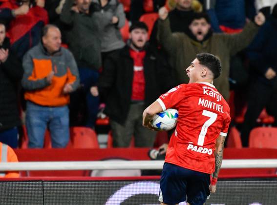 Futbol, Independiente vs Universidad de Chile. Octavos de final, Copa Sudamericana 2025. El jugador de Independiente Santiago Montiel, izquierda, celebra su gol durante el partido de vuelta de los octavos de final de la Copa Sudamericana contra Universidad de Chile disputado en el estadio Libertadores de America de Buenos Aires, Argentina. 20 08 2025 Fotobaires Photosport Football, Independiente vs Universidad de Chile. Round of 16, 2025 Copa Sudamericana Championship. Independiente player Santiago Montiel, left, celebrates his goal during a round of 16, second leg match of the Copa Sudamericana Championship against Universidad de Chile at the Libertadores de America stadium in Buenos Aires, Argentina. 20 08 2025 Fotobaires Photosport Independiente vs Universidad de Chile, Copa Sudamericana 2025