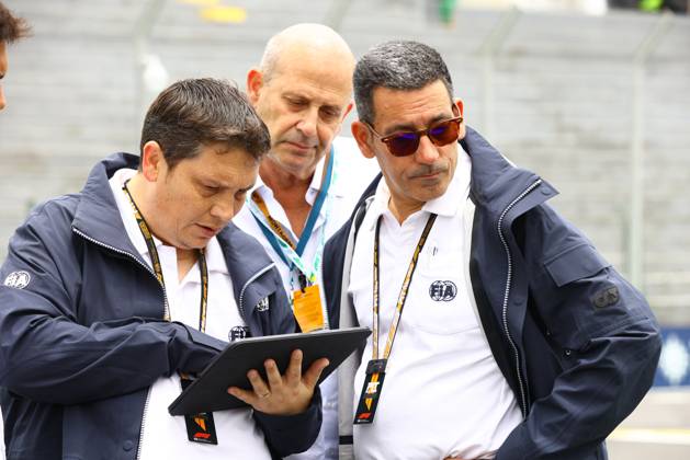 05.11.2025, Autodromo Jose Carlos Pace, Interlagos, Formula 1 MSC Cruises Grande Premio de Sao Paulo 2025 , im Bild FIA Renndirektor Rui Marques und FIA Sportdirektor Tim Malyon schauen sich die Strecke in Interlagos an. (Photo by Hasan Bratic DeFodi Images) 05 11 2025, Autodromo Jose Carlos Pace, Interlagos, Formula 1 MSC Cruises Grande Premio de Sao Paulo 2025 , in the picture FIA Race Director Rui Marques and FIA Sport Director Tim Malyon take a look at the track in Interlagos Photo by Hasan Bratic DeFodi Images