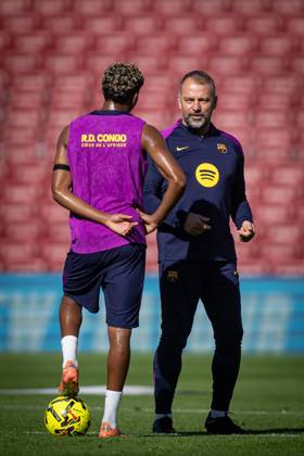 November 7, 2025, Barcelona, Spain: Head Coach Hansi Flick FC Barcelona, Barca and Lamine Yamal (FC Barcelona) seen during the FC Barcelona™s first training at Spotify Camp Nou following its renovation. Barcelona Spain - ZUMAs197 20251107_aaa_s197_105 Copyright: xFelipexMondinox