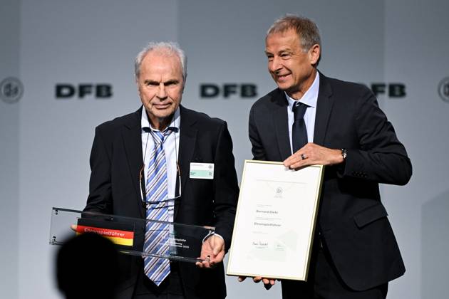 GER, Bernhard Dietz (Ehrenspielführer des DFB) bei seiner Ernennung mit Jürgen Klinsmann auf dem 45. Ordentlichen DFB-Bundestag im DFB-Campus in Frankfurt am Main, 7.11.2025. 45. Ordentlicher DFB-Bundestag in Frankfurt am Main Frankfurt am Main Copyright: xEibner-Pressefoto FlorianxWiegandx EP_FWD