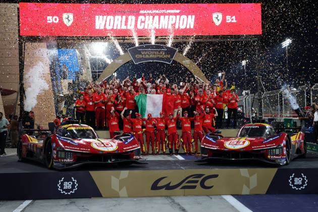 Ferrari 499P 50 die Fahrer Alessandro Pier Guidi (ITA), James Calado (GBR), Antonio Giovanazzi (ITA), Alessandro Pier Guidi (ITA), James Calado (GBR), Antonio Giovanazzi (ITA) sowie alle Teammitglieder von Ferrari AF Corse und der Ferrari 499P 51 Ferrari im Konfettiregen auf dem Weltmeisterpodium nach dem Rennen, 8 Stunden von Bahrain, FIA Langstrecken- Weltmeisterschaft Saison 2026, Rennstrecke Sakhir, Bahrain, 08.11.2025, WEC, gemeinsames Jubelbild für den Fahrer- und Hersteller Weltmeistertitel