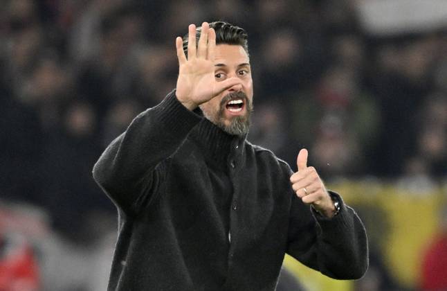 Trainer Coach Sandro Wagner FC Augsburg FCA am Spielfeldrand Gestik Geste Daumen hoch VfB Stuttgart vs FC Augsburg FCA 09.11.2025 DFL REGULATIONS PROHIBIT ANY USE OF PHOTOGRAPHS AS IMAGE SEQUENCES AND OR QUASI-VIDEO VfB Stuttgart vs FC Augsburg FCA