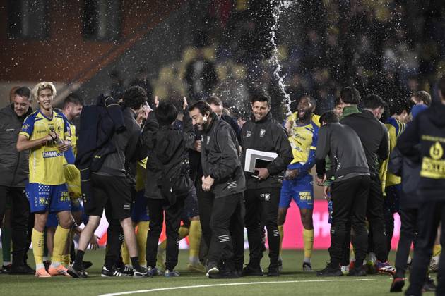 STVV s players celebrate after winning a soccer match between Sint-Truidense V.V. and Standard de Liege, Sunday 09 November 2025 in Sint-Truiden, on day 14 of the 2025-2026 Jupiler Pro League first division of the Belgian championship. JOHAN EYCKENS JohanxEyckens x140456249x