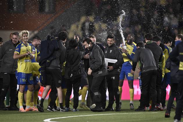 STVV s players celebrate after winning a soccer match between Sint-Truidense V.V. and Standard de Liege, Sunday 09 November 2025 in Sint-Truiden, on day 14 of the 2025-2026 Jupiler Pro League first division of the Belgian championship. JOHAN EYCKENS JohanxEyckens x140456622x