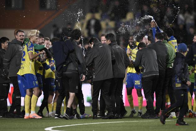 STVV s players celebrate after winning a soccer match between Sint-Truidense V.V. and Standard de Liege, Sunday 09 November 2025 in Sint-Truiden, on day 14 of the 2025-2026 Jupiler Pro League first division of the Belgian championship. JOHAN EYCKENS JohanxEyckens x140456662x