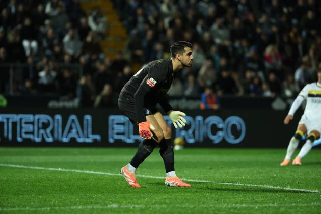 Diogo Costa (FC Porto) in action during the match between FC Famalicao and FC Porto, valid for Liga Portugal Betclic 2025 26 at Est‡dio Municipal de Famalicao das Aves on 9 November 2025. Famalicao Estadio Municipal de Famalicao Famalicao Portugal Copyright: xIMAGOx xPRIMExSPORTSxIMAGESx xFILIPExOLIVEIRAx