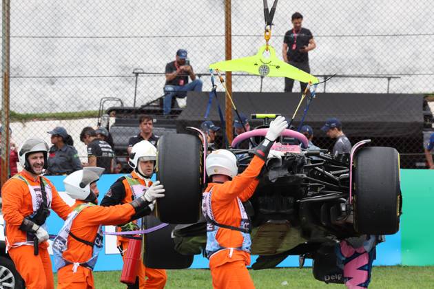 08.11.2025, Autodromo Jose Carlos Pace, Interlagos, Formula 1 MSC Cruises Grande Premio de Sao Paulo 2025 , im Bild Das kaputte Auto von Franco Colapinto (ARG), BWT Alpine F1 Team wird abgeschleppt. (Photo by Hasan Bratic DeFodi Images) 08 11 2025, Autodromo Jose Carlos Pace, Interlagos, Formula 1 MSC Cruises Grande Premio de Sao Paulo 2025 , in the picture The broken car of Franco Colapinto ARG , BWT Alpine F1 Team being towed Photo by Hasan Bratic DeFodi Images
