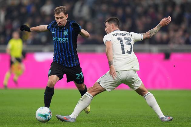 Inter MilanÕs Nicolo Barella fights for the ball with Lazio s Alessio Romagnoli during the Serie A soccer match between Inter and Lazio at the San Siro Stadium in Milan , north Italy - Sunday , November 09 , 2025. - Soccer . Copyright: xSpada LaPressex