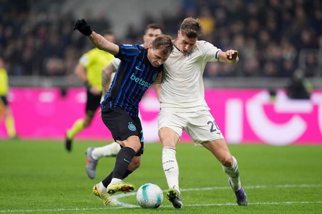 Inter MilanÕs Nicolo Barella fights for the ball with Lazio s Toma Basic during the Serie A soccer match between Inter and Lazio at the San Siro Stadium in Milan , north Italy - Sunday , November 09 , 2025. - Soccer . Copyright: xSpada LaPressex
