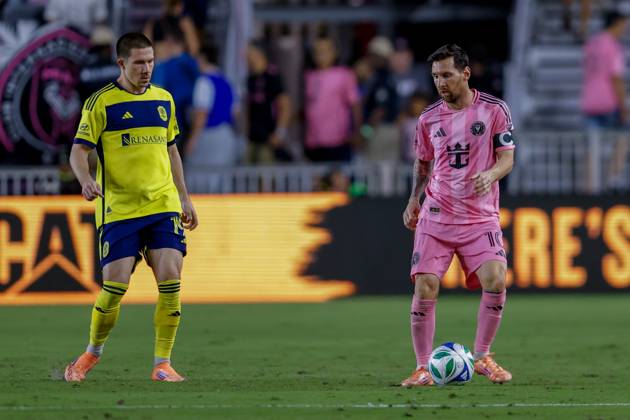 FT. LAUDERDALE, FL - NOVEMBER 08: Inter Miami forward Lionel Messi (10) controls the ball in the second half during game three of the first round playoff match between Inter Miami CF and Nashville SC at Chase Stadium on November 08, 2025 in Fort Lauderdale, Florida. (Photo by Chris Arjoon Icon Sportswire) SOCCER: NOV 08 MLS, Fussball Herren, USA Cup Playoffs Inter Miami CF vs Nashville SC EDITORIAL USE ONLY Icon25110800180